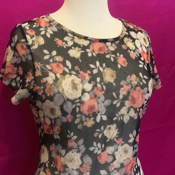 Size medium sheer floral bodysuit like new condition by Polly & Ester - Picture 4 of 4